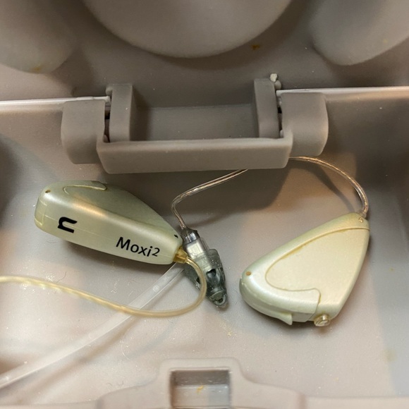 Unitron Moxi 2 16 RIC Hearing Aids with Remote - Picture 3 of 4